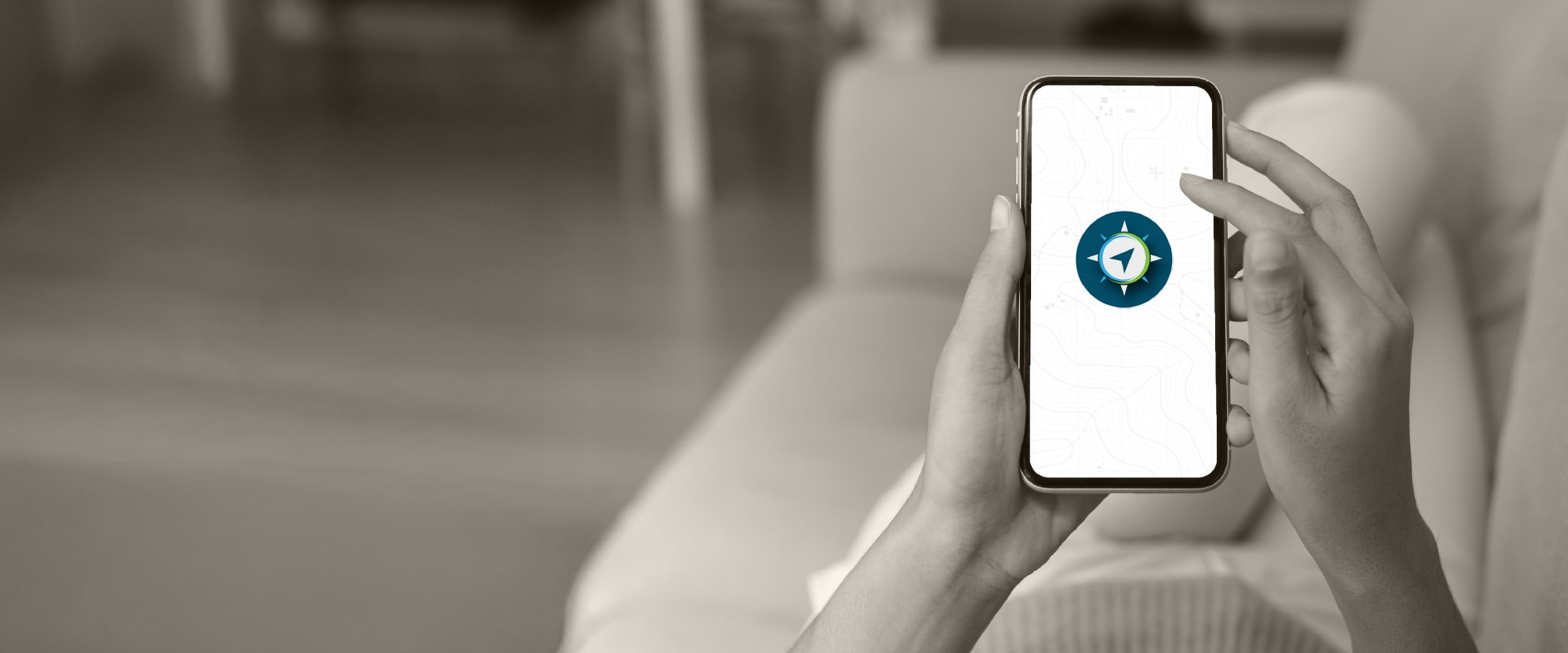 hand holding a mobile phone with the PAHOWHO FCU compass on the screen
